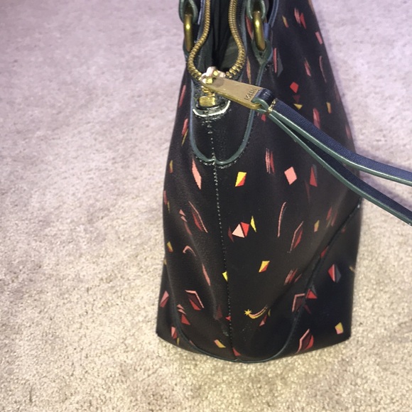 Black with Print design Fossil Tote - Picture 5 of 11